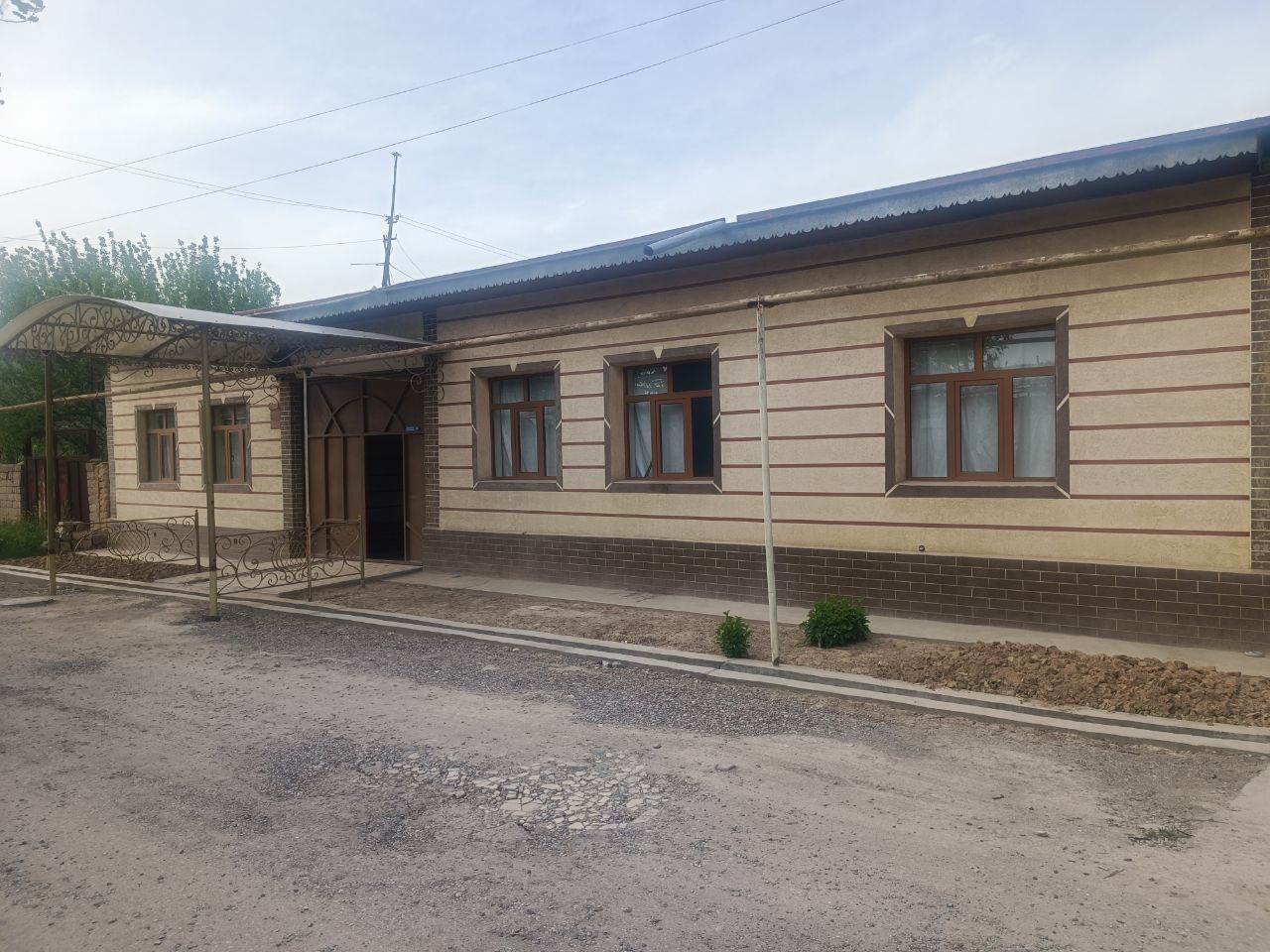 Uy sotiladi (hovli 6 so'tiq)