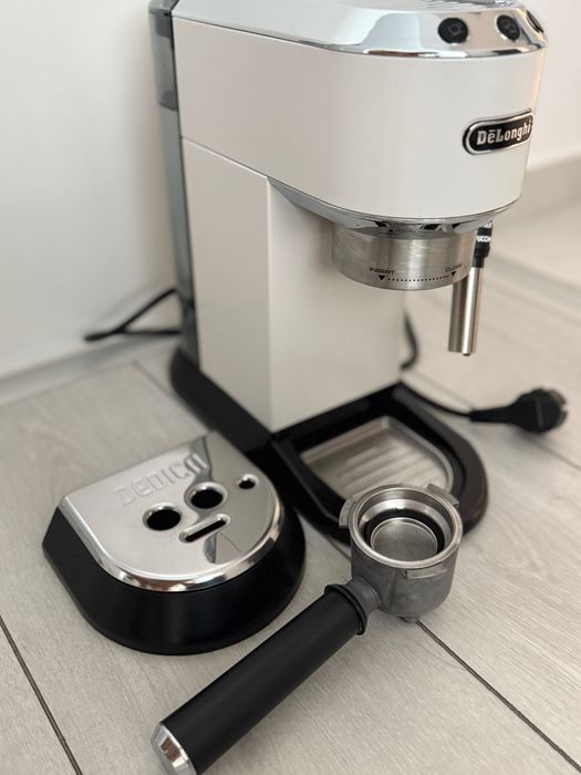 Espressoare manuale Dedica Metallics DeLonghi