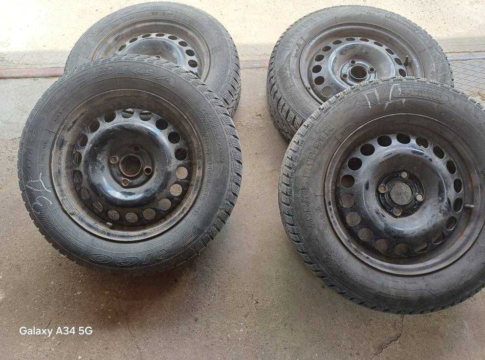 Продавам метални джанти за Вектра Б 15 4×100 с тасове и зимни гуми.