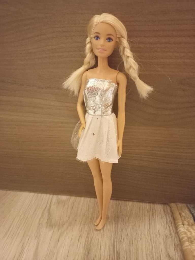 Vând păpuși Barbie preț la fiecare.