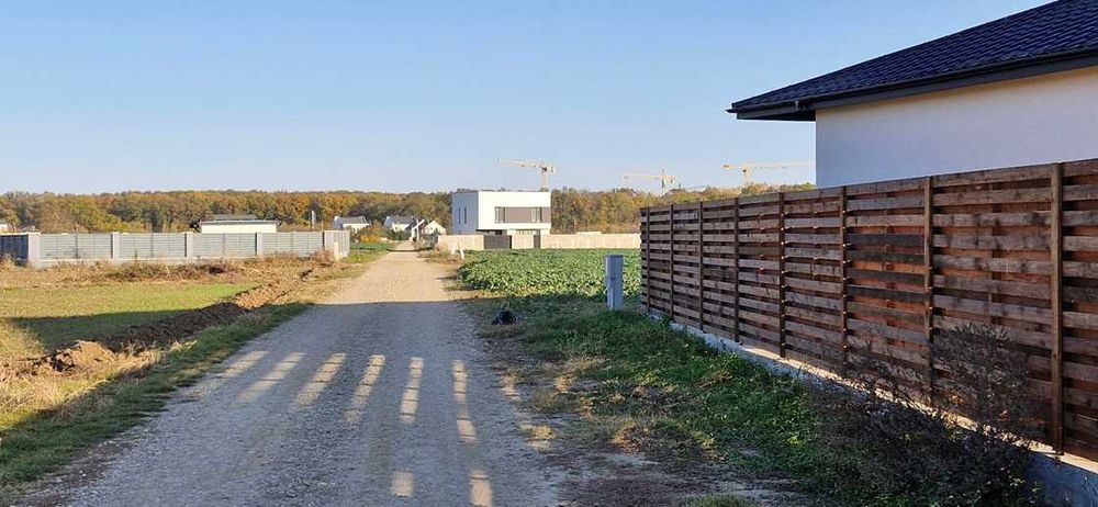 Vand teren langa padure,drum amenajat,case noi construite,640mp,26000E