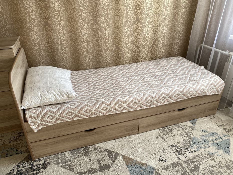 Продам кровать с матрасом