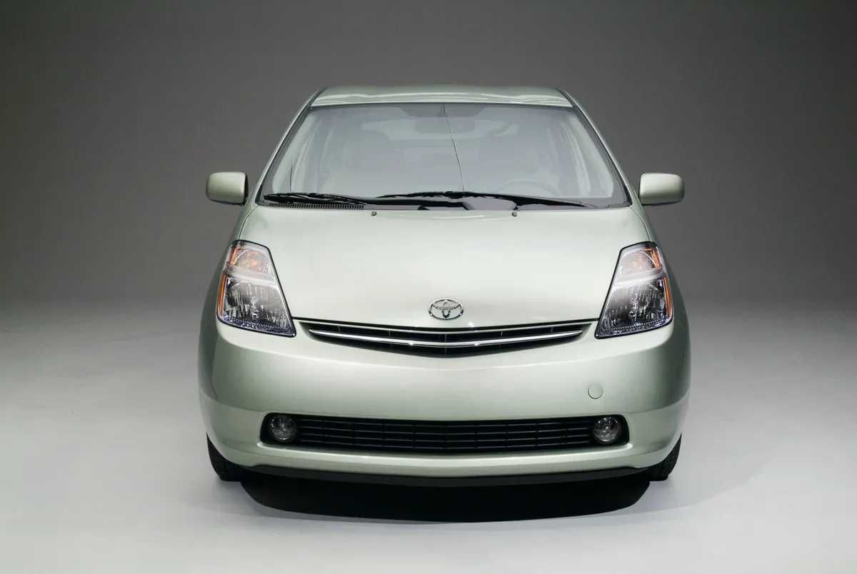 Dezmembrez Toyota Prius 3 din 2009-2014 Dezmembrez Toyota Prius 2 2006