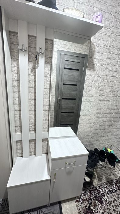 Диван,стол, прихожую