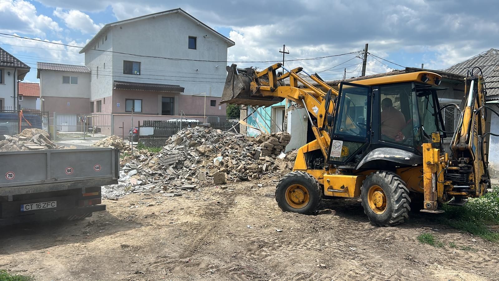 Demolări case ,Buldoexcavator, Evacuarea moloz, Piconare beton ,