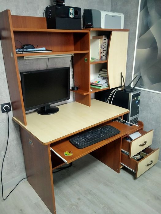 Продам компьютерный стол б/у