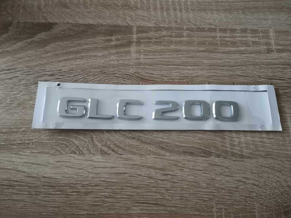 сребрист надпис Mercedes Benz GLC 200