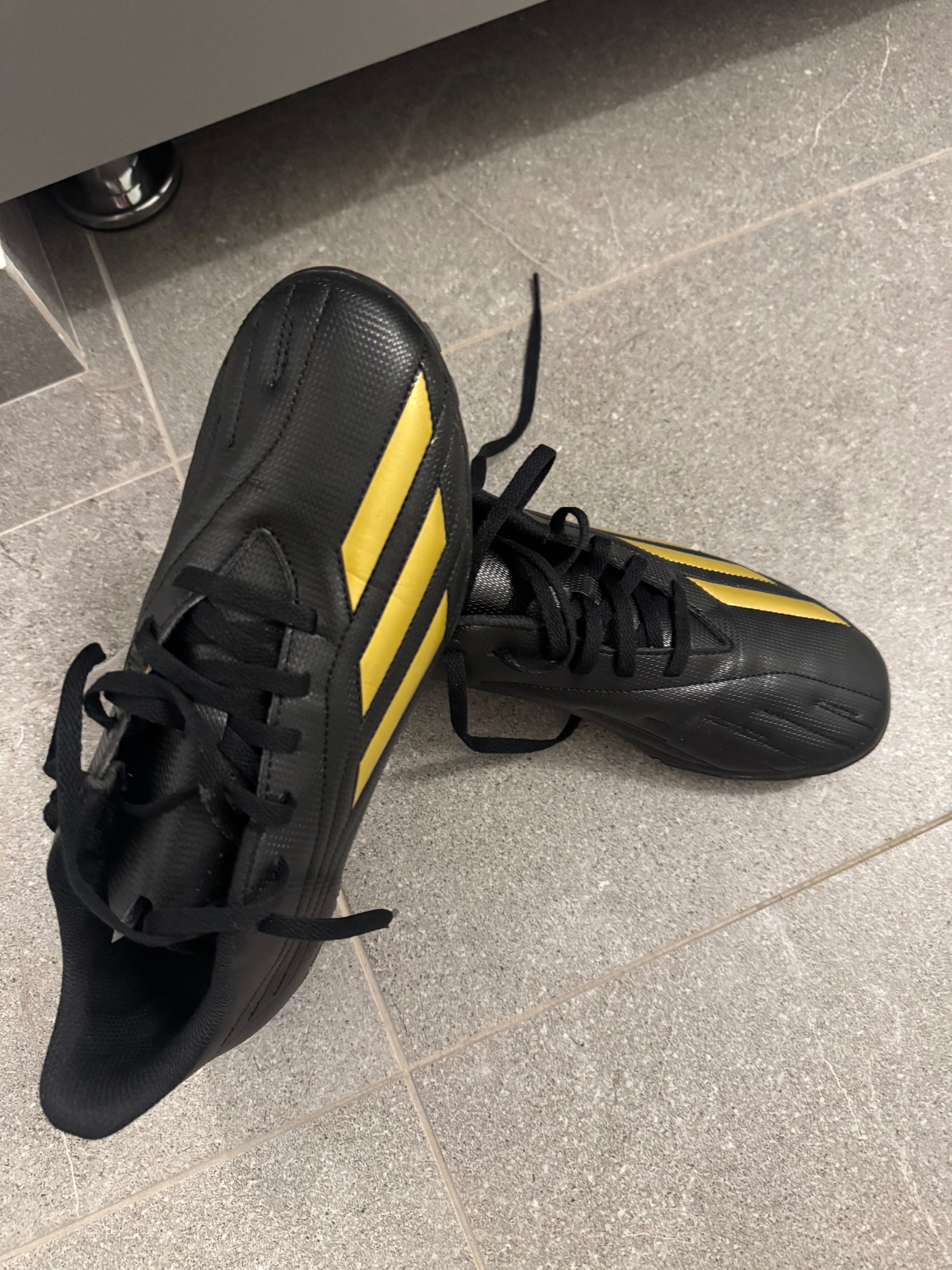Adidas de fotbal pe sintetic noi în cutie