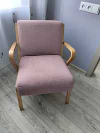 Небольшое кресло в скандинавском стиле