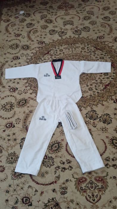 Продам кимано почти новый размер 150 см 13-14 жаска барады 8000 тг