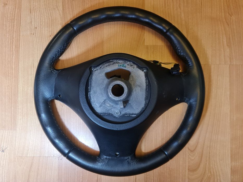 Vând volan BMW se potrivește pe mai multe modele e90 e91 e87 x1