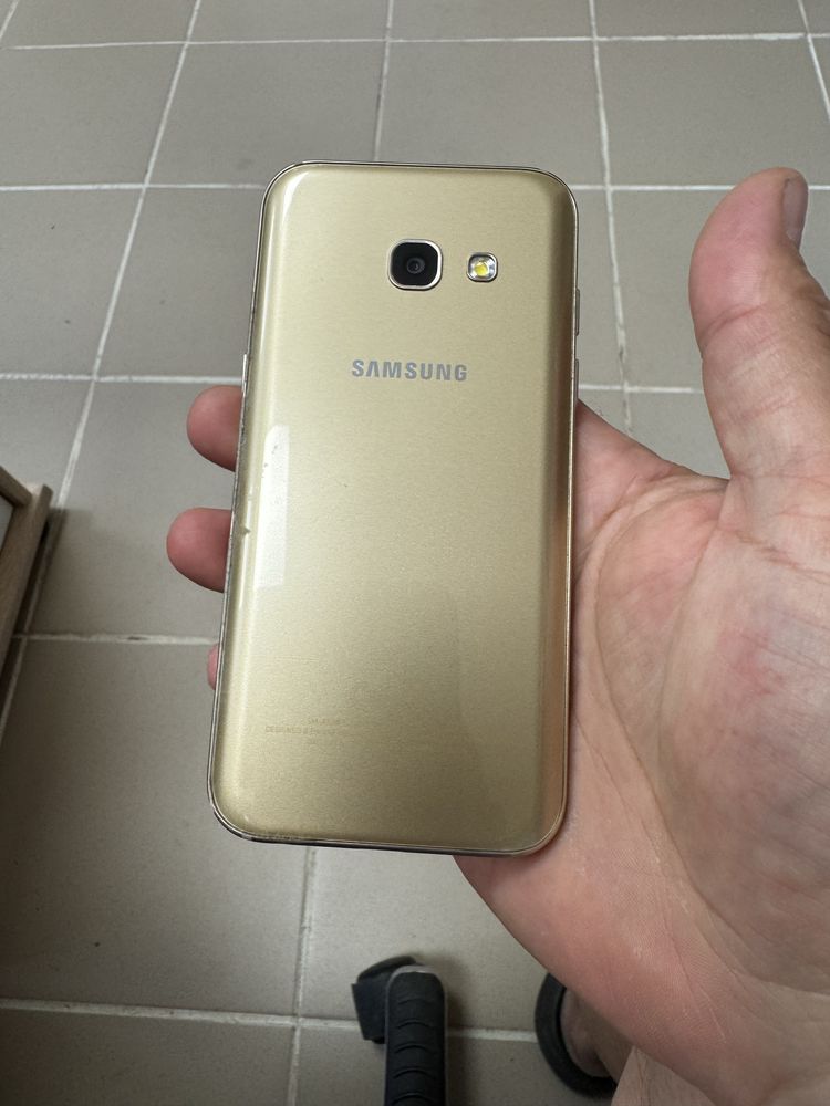 Samsung Galaxy A3 (2017) 16gb отличен