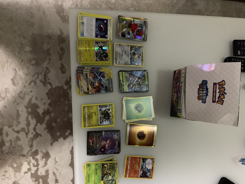 Pokemon trading card game Sun&Moon și Shining Fates