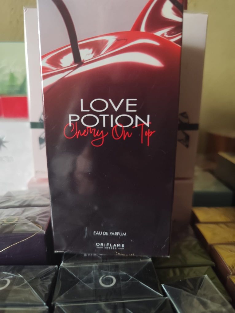 Livrare gratuita &Love Potion Chery on Top