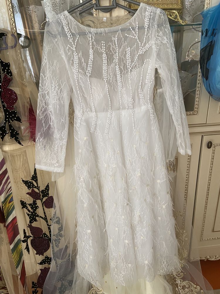 Белое платье с перьями.