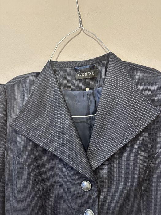 Елегантен тъмносин костюм на Credo за  офиса