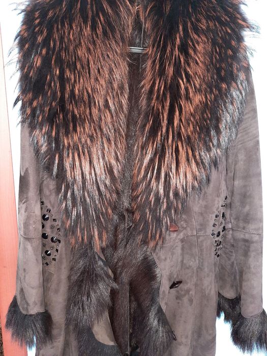 Дубленка как новая 100000тенге.