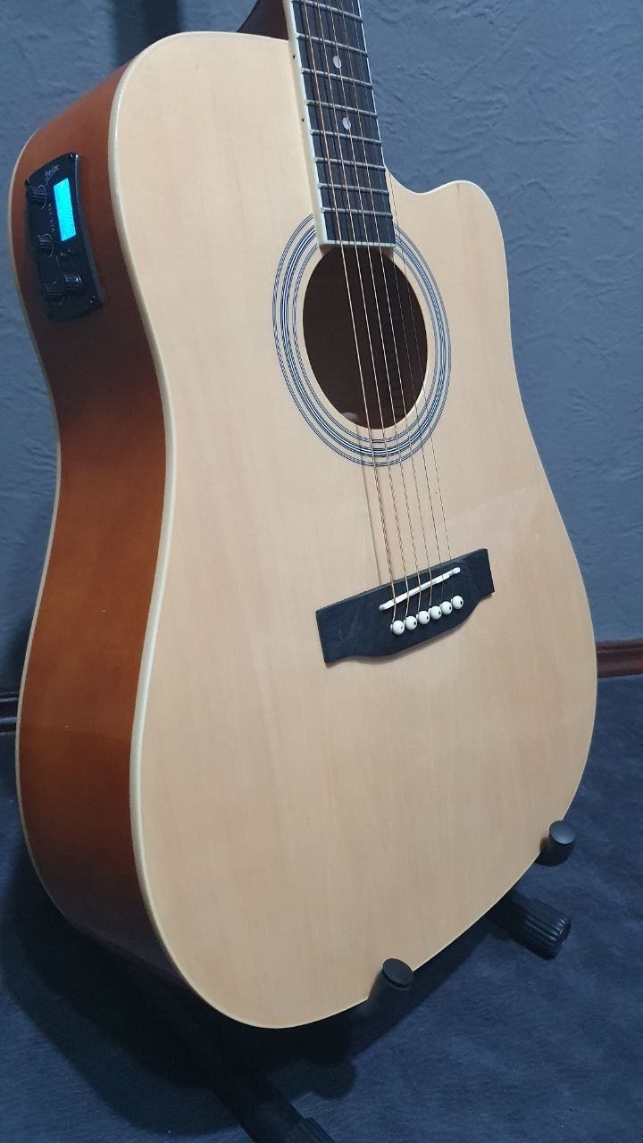 Gitara (Akustik gitara) chixoli va kalonkaga cherezi bilan