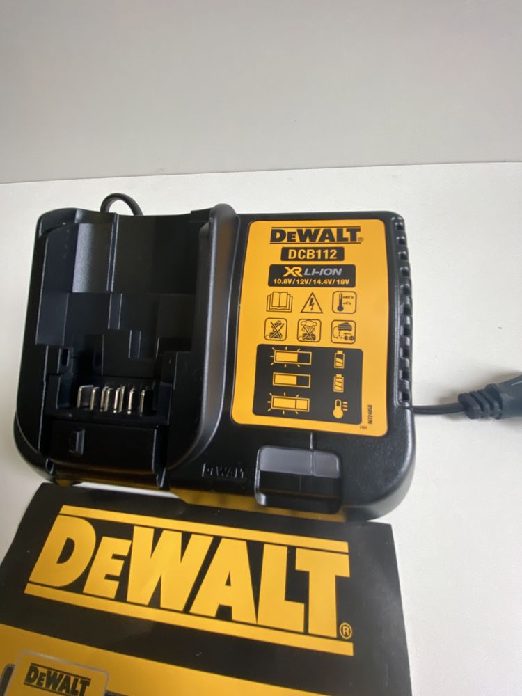 DeWALT Комплект от 2броя батерии DCB183 / 2Ah + Зарядно Устройство