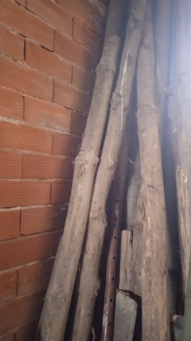 Продавам дървени подпори с дължина 3м.