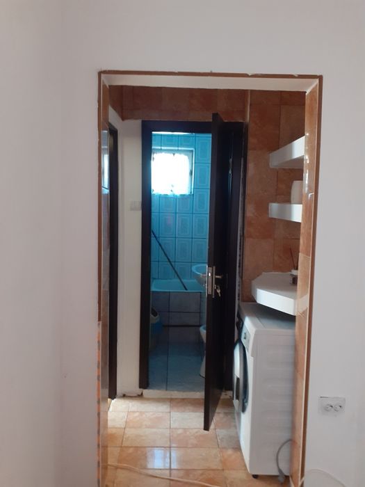 Inchiriez apartament 2 camere decomandat.