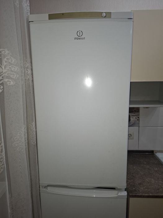 Срочно Продам холодильник Индизит район Евразия