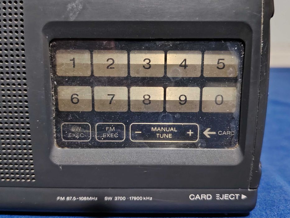 SONY ICF-SW800 radio, cu cartele pentru posturi de radio