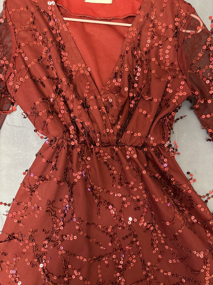 Платье красное в пайетках
