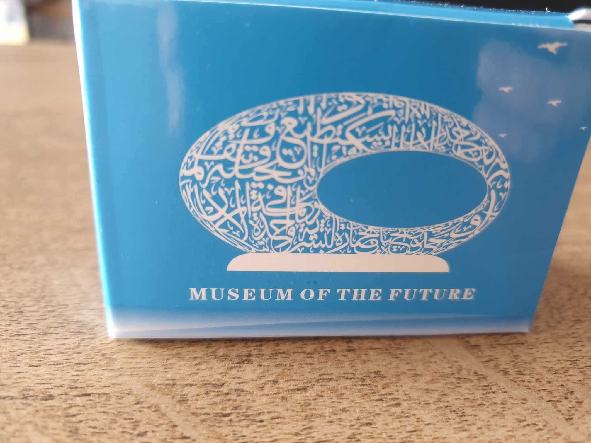 Decoratie frumoasa din Dubai: Museum of Future (argintiu)