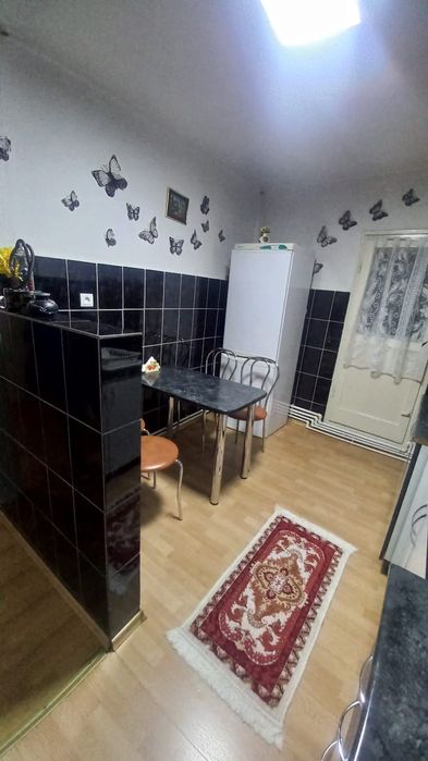 Inchiriez apartament cu 3 camere