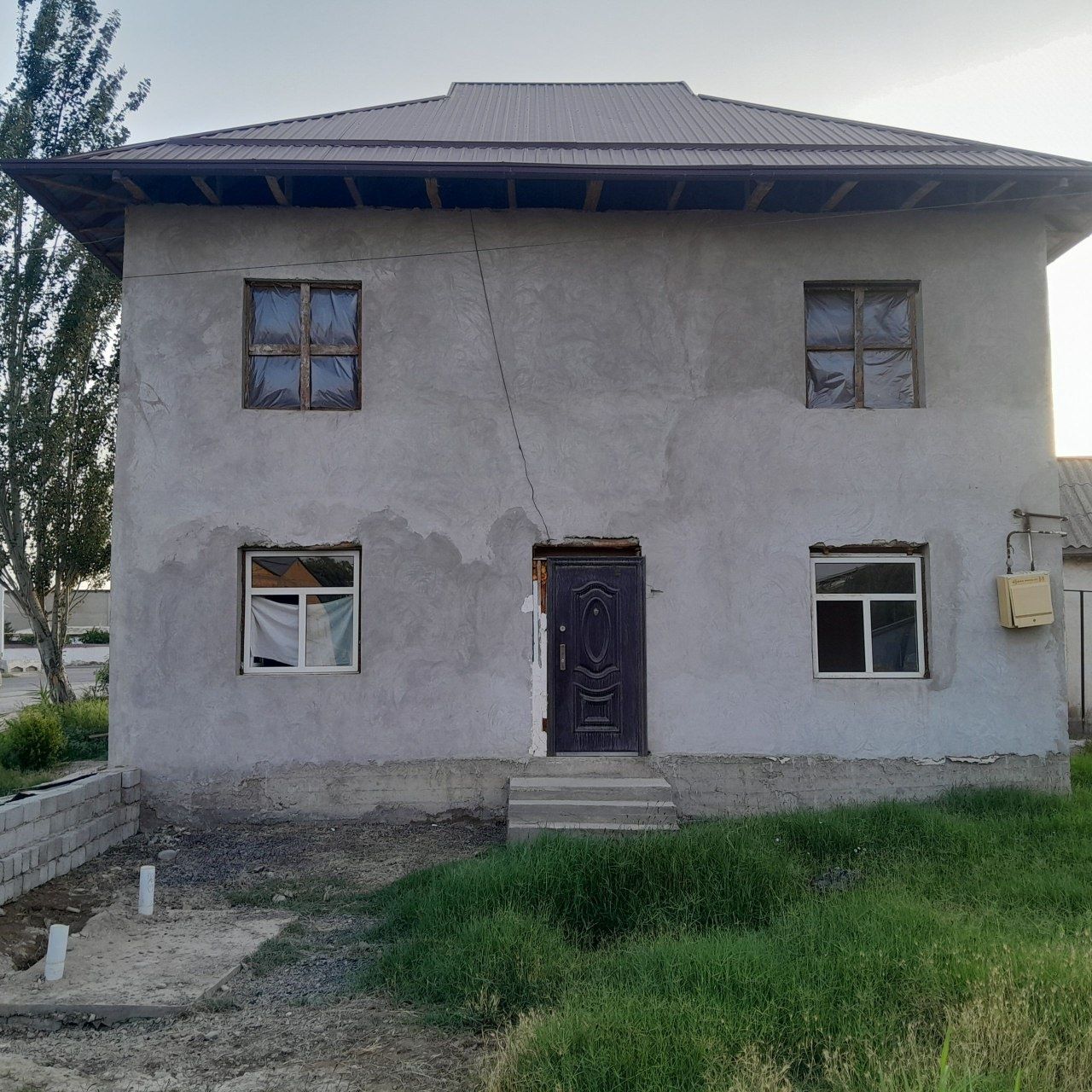 Hovli uy sotiladi