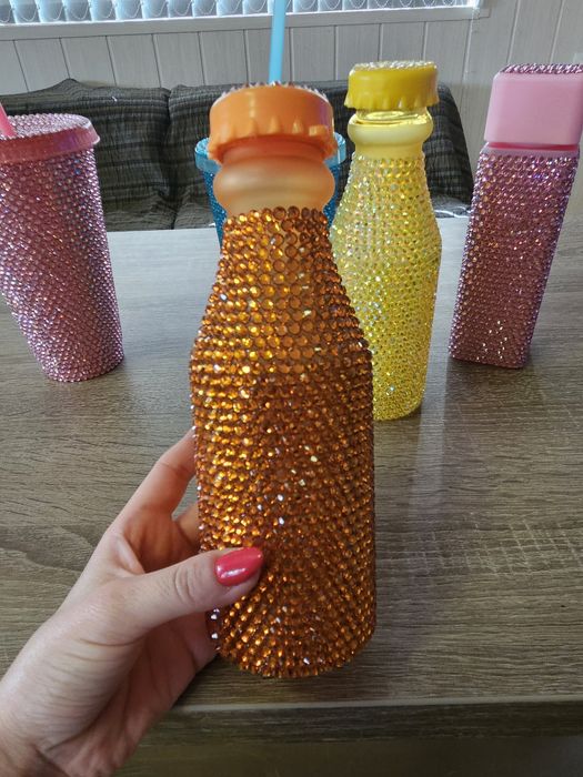 Уникален подарък! Пластмасови бутилки за вода с ръчно лепени камъни