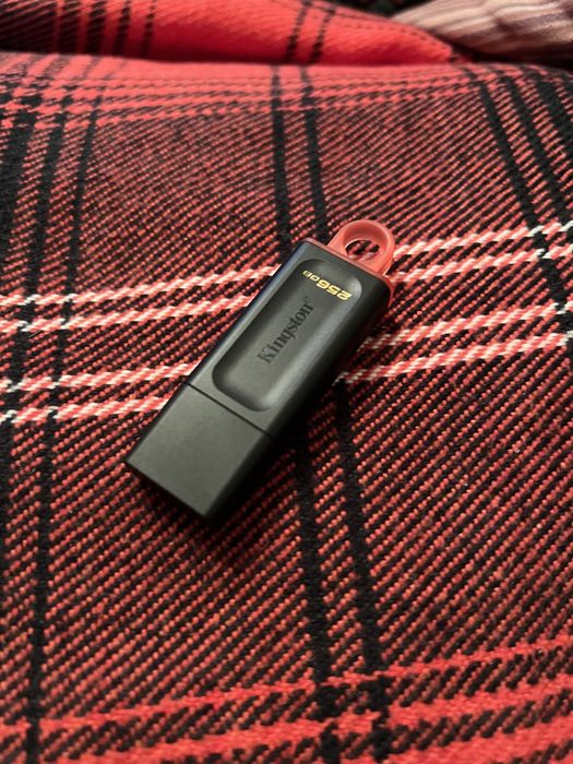 Продаю флешку 256гб Kingston