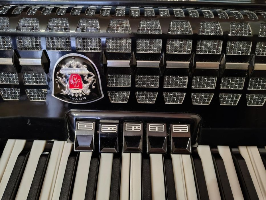 Акордеон Роял Стандарт с куфар . Отлично състояние!