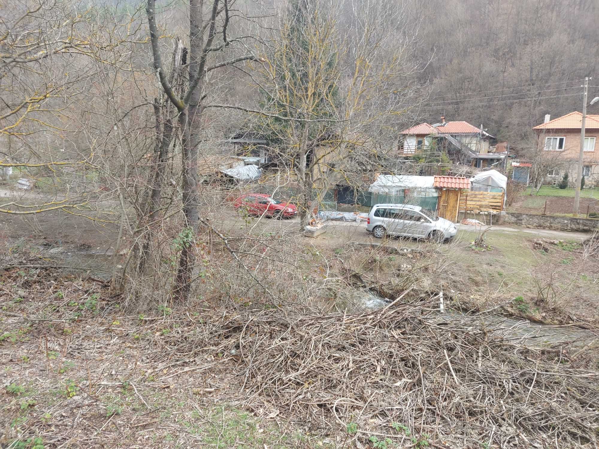 1. 7 дка парцел в регулация + Къща + Плевня, до река, на главен път