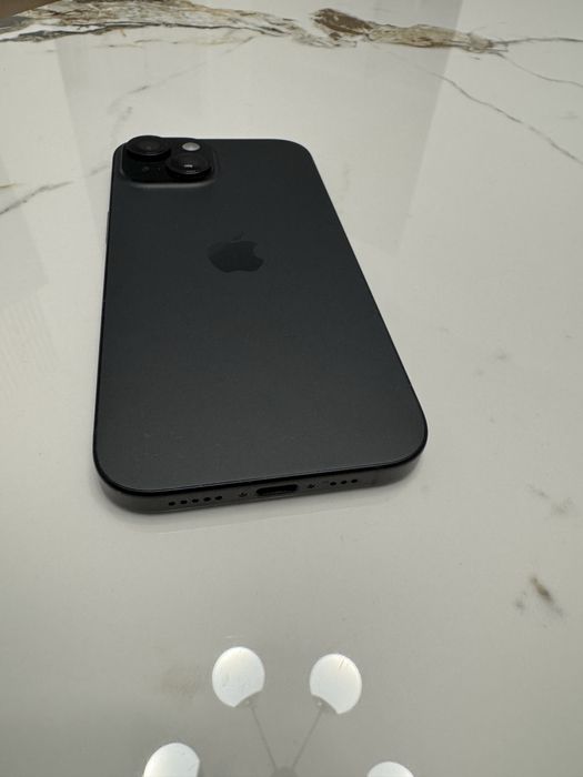 „Apple iPhone 15 128 GB negru, stare excelentă, folie + huse