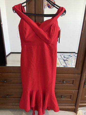 Продам красное платье новое