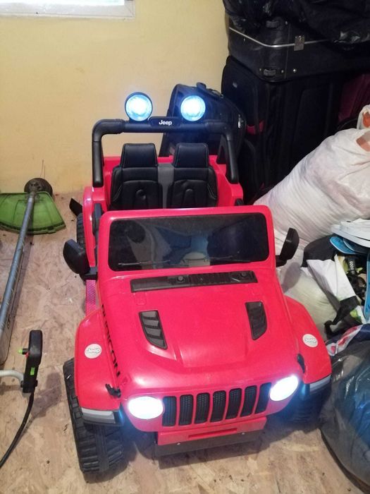 Vând mașinuța de copiii jeep