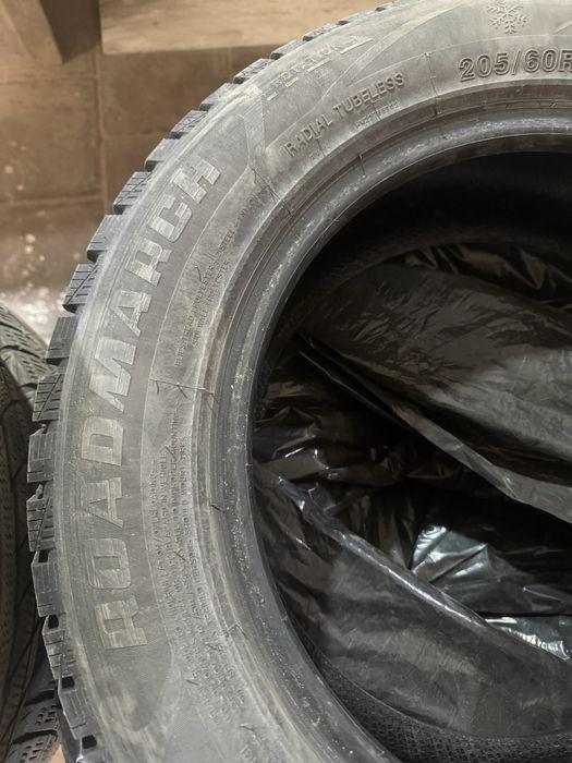Продам зимние шины  проехал 1 сезон торг есть не большой