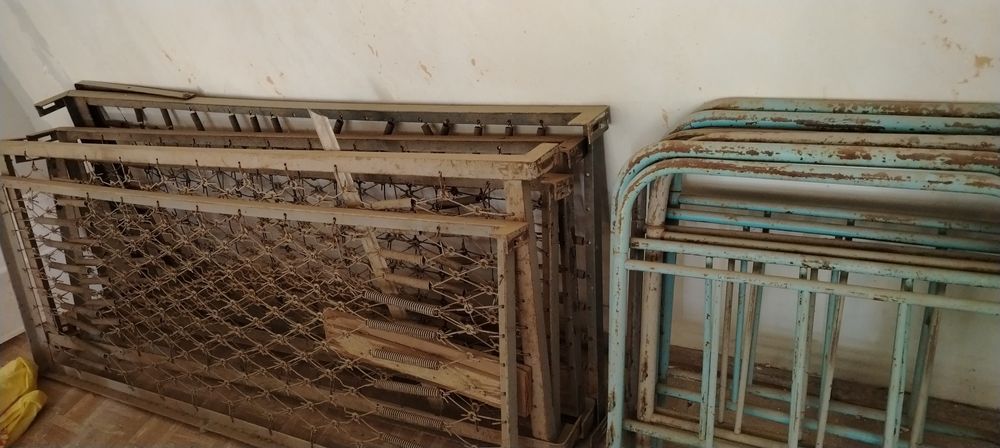 Temir krovat oyoqlari bilan