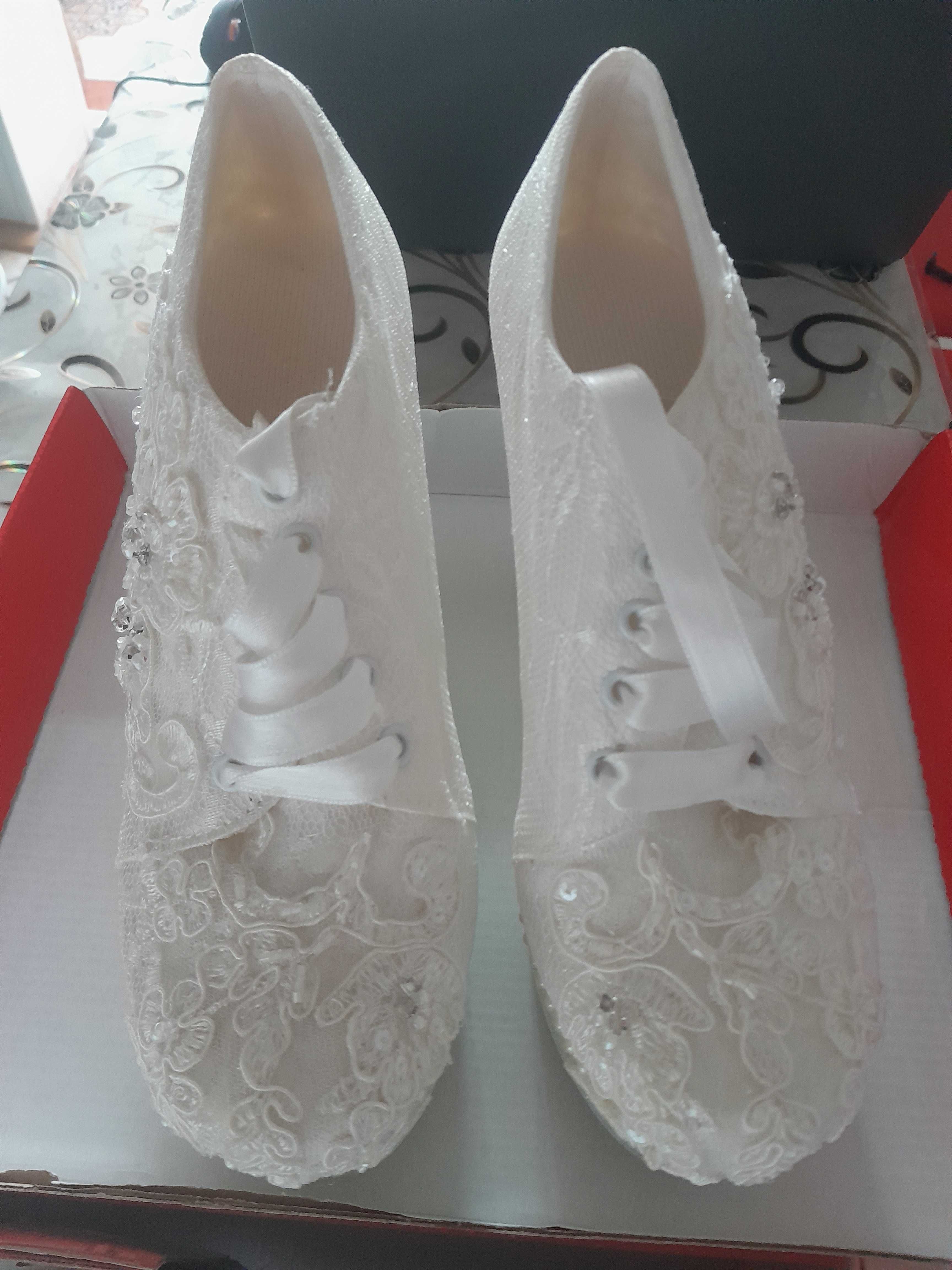 pantofi  mireasa cu toc si dantela