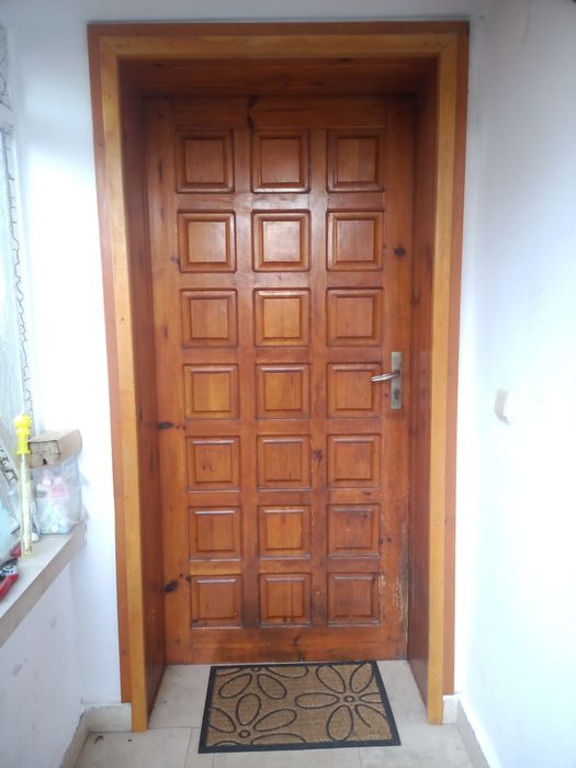 Дървена входна врата
