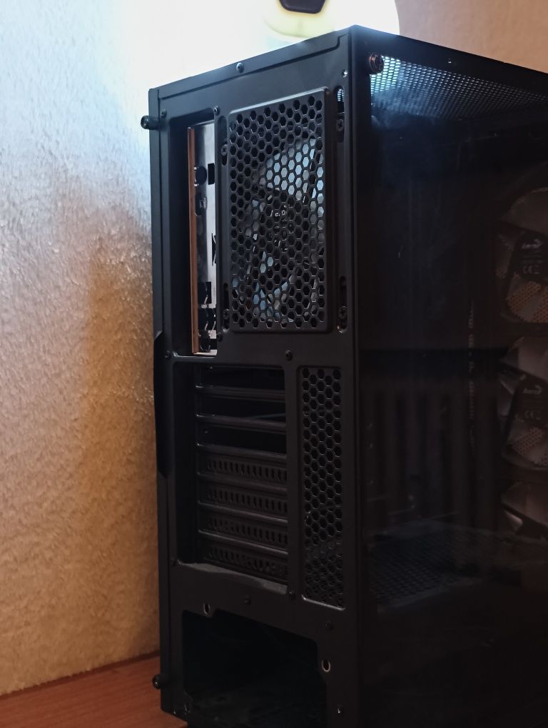 Корпус aerocool falcon