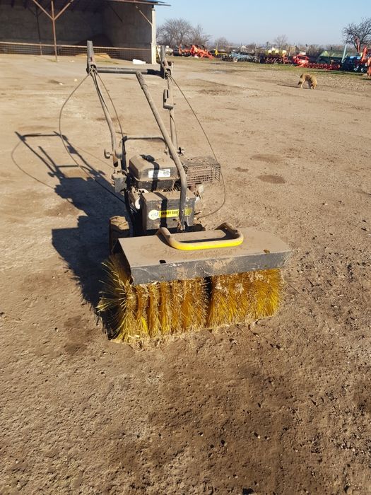 Masina măturat cu motor