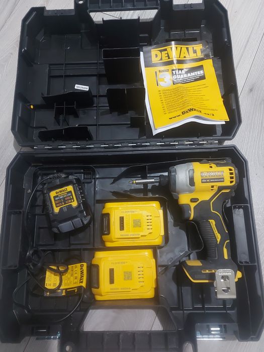 DeWalt Maşină de găurit şi înşurubat cu impact + 2 acumulatori