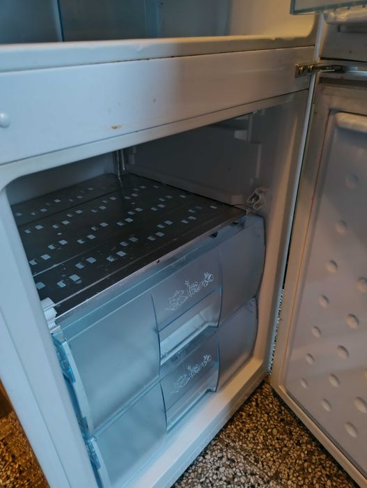 Бял Хладилник Веко