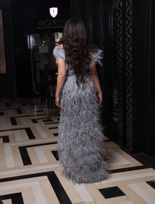 Бутикова рокля с естествени пера