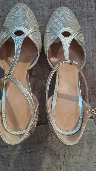 Vand pantofi eleganti pentru femei