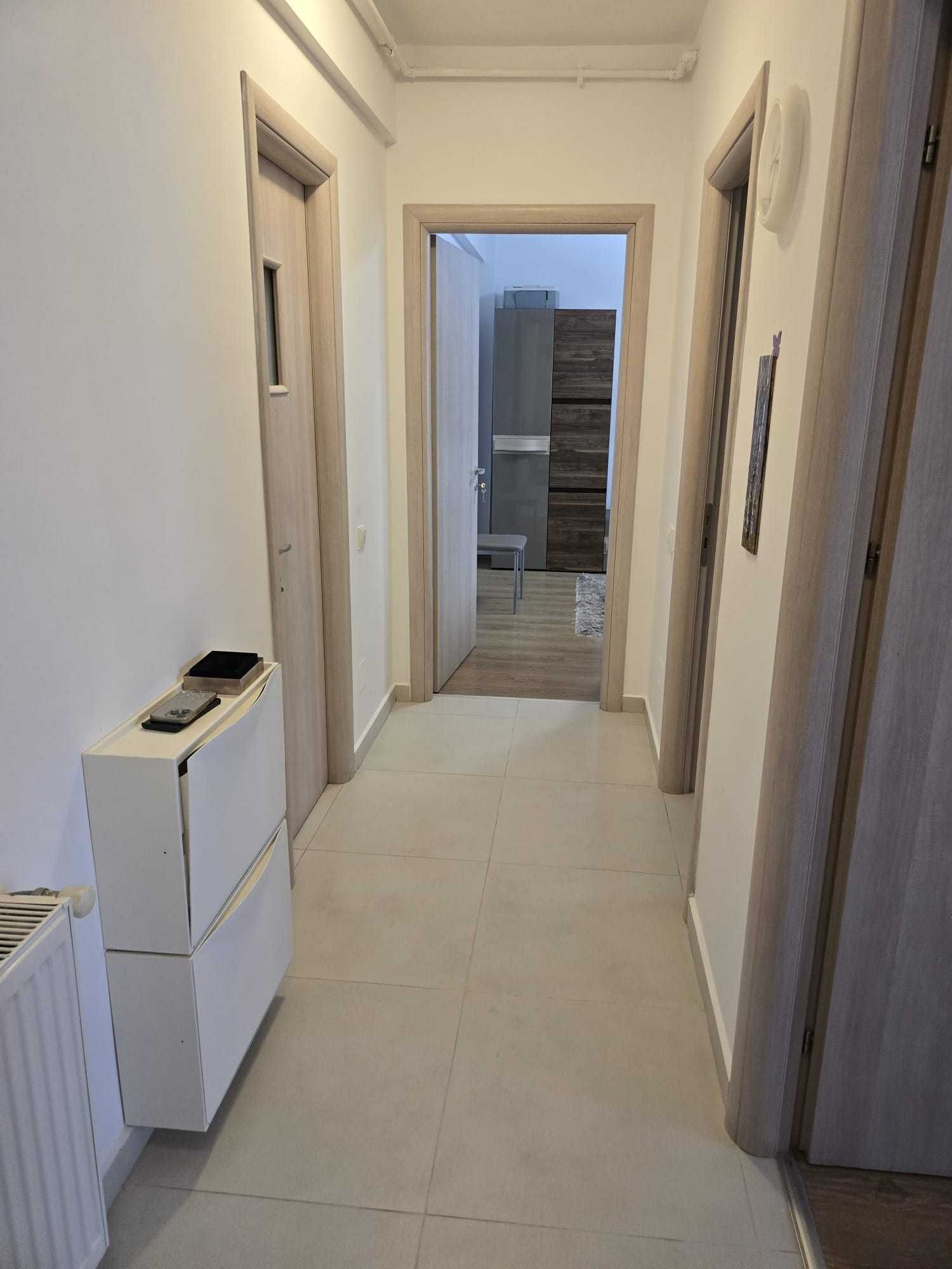 Inchiriez apartament 2 camere decomandat + parcare, 10 minute metrou