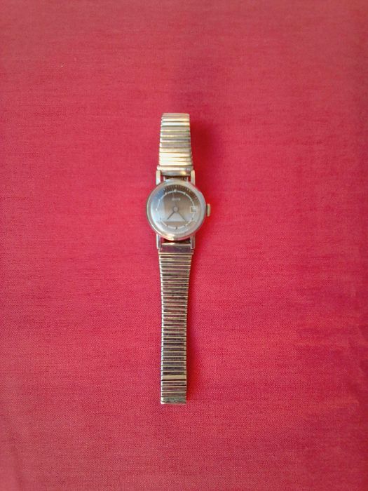 дамски ръчен часовник марка Заря с 22 рубина